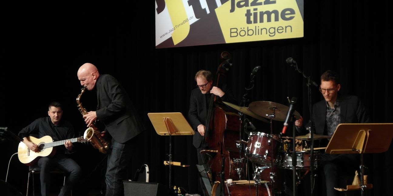Vor rund 150 Zuschauern ist „Olaf Schönborns Q4“ mit Daniel Stelter, Olaf Schönborn,  Martin Simon und Johannes Hamm (von links) zum Abschluss der Frühjahrsstaffel der Jazztime Böblingen im Württemberg-Saal der Böblinger Kongresshalle aufgetreten.