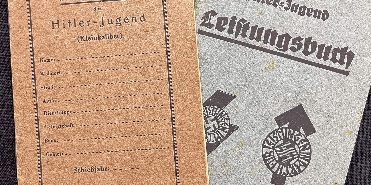 „Leistungsbuch“ und „Schießbuch“ der Hitlerjugend aus dem Bestand des Sindelfinger Stadtmuseums.