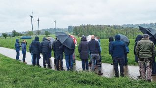 Gemeinderäte und Bürgermeister aus Böblingen, Holzgerlingen und Ehningen erlebten in rund einem Kilometer Abtand zu den Windrädern: Es war nichts zu hören.
