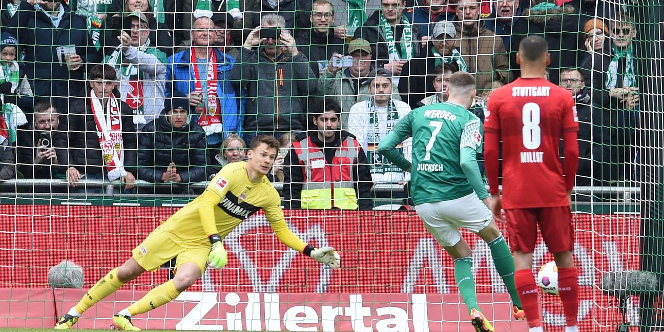 Bremens Marvin Ducksch (2.vl) verwandelt gegen Stuttgarts Torwart Alexander Nübel einen Elfmeter zum 1:0.