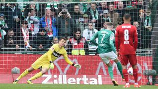 Bremens Marvin Ducksch (2.vl) verwandelt gegen Stuttgarts Torwart Alexander Nübel einen Elfmeter zum 1:0.