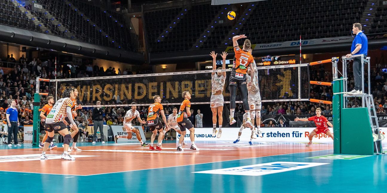 Im Halbfinale der Play-offs um die deutsche Meisterschaft trafen die Volleyballer der SVG Lüneburg auf den Titelverteidiger Berlin Volleys. Die "LüneHünen" verloren im ersten Duell der "Best of five"-Serie in Berlin mit 1:3.