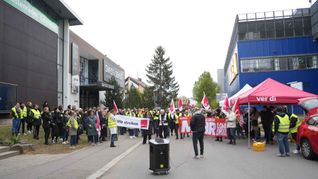 Kundgebung der Ikea-Beschäftigten auf der Schadenwasenstraße.