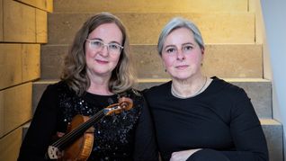 Bettina Kriegbaum, Violine und Anja Breuer, Klavier musizieren am Samstag im Maltesersaal.