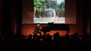 Philipp Scheucher beim Pianistenfestival. Beim 1. Stück gab es eine Bildershow zur Musik von Franz Liszt.