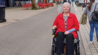 Claudia Schuster ist mittlerweile auf den elektrischen Rollstuhl angewiesen.