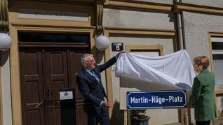 Der Platz vor dem Aidlinger Rathaus hat jetzt einen Namen. Bürgermeister Ekkehard Fauth enthüllte gemeinsam mit Hedwig Häge das Namensschild Martin-Häge-Platz.