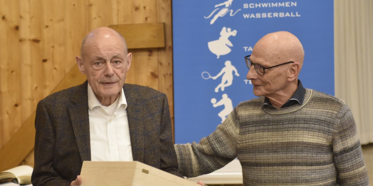 Claus Lehners (rechts), der stellvertretende Vorsitzende des TV Darmsheim, verabschiedet Franz Klitsch nach 28 Jahren in den Funktionärsruhestand.