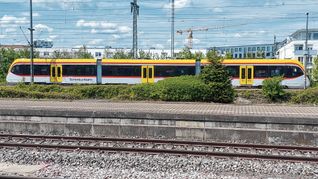 Ein neuer Triebwagen der Schönbuchbahn steht auf dem Gleis. Die Betriebserlaubnis für die Fahrzeuge fehlt immer noch.