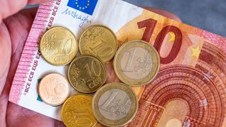 Linken-Chef Schirdewan fordert, den Mindestlohn von derzeit 12,41 Euro auf 15 Euro zu erhöhen.